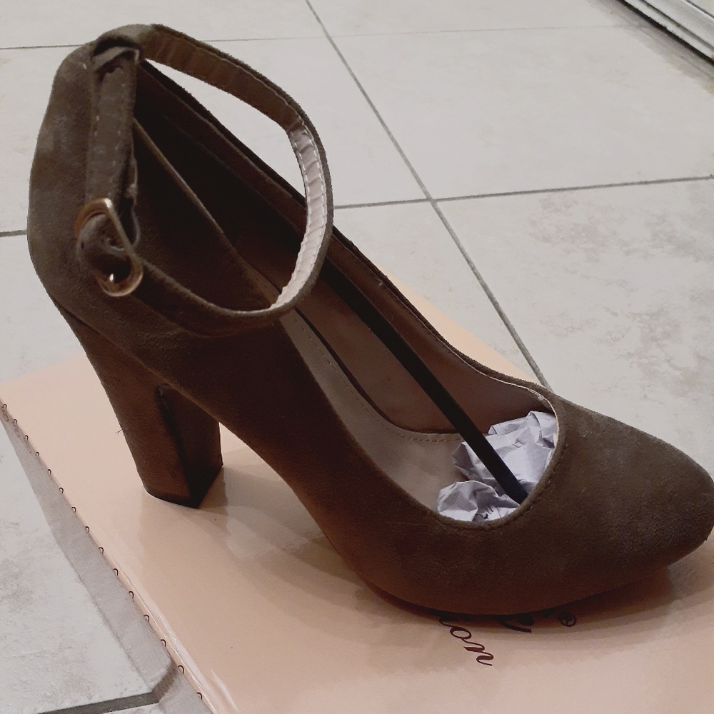 khaki heels